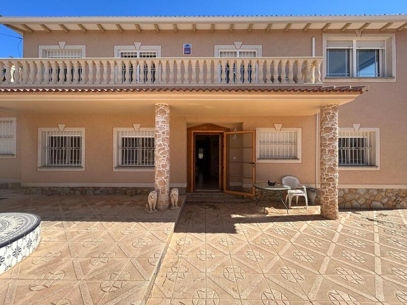 6 bedroom Villa for sale