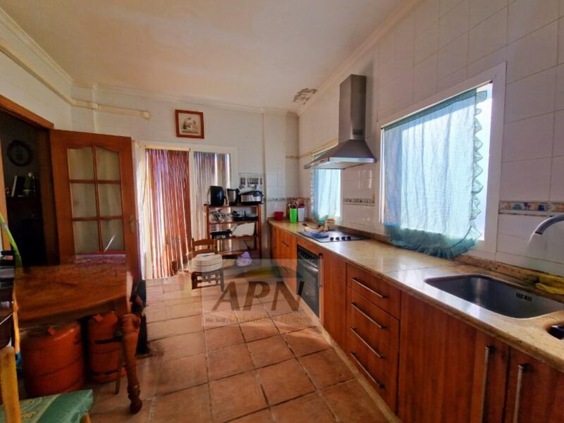 4 bedroom Townhouse for sale