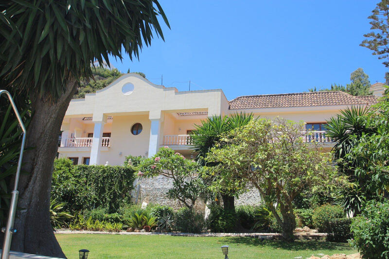 10 bedroom Villa for sale