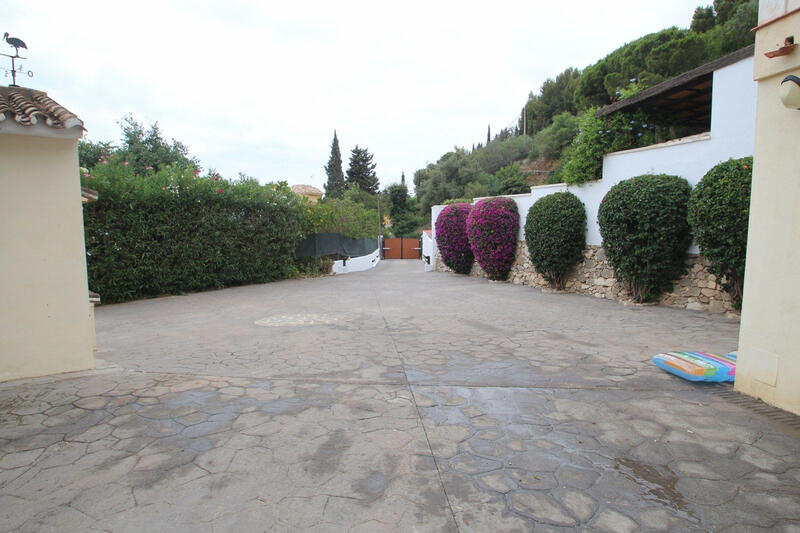 10 bedroom Villa for sale