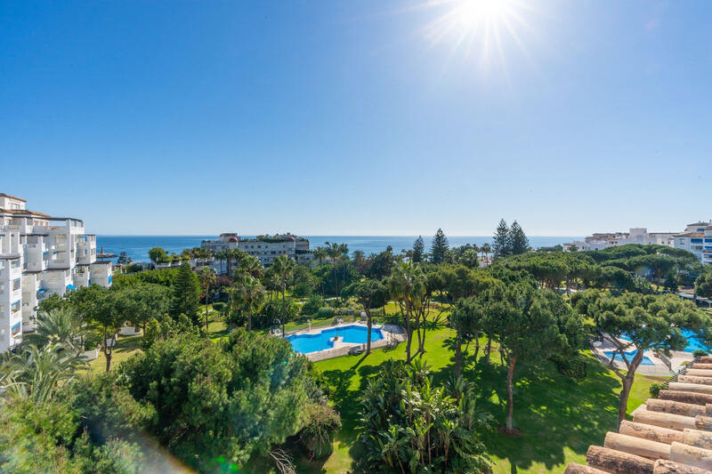 Apartment for sale in Puerto Banus, Málaga
