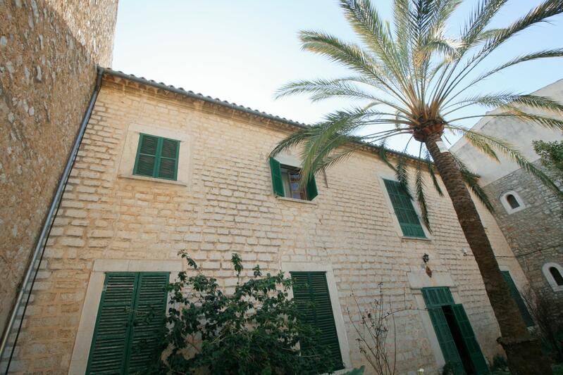 8 bedroom Townhouse for sale