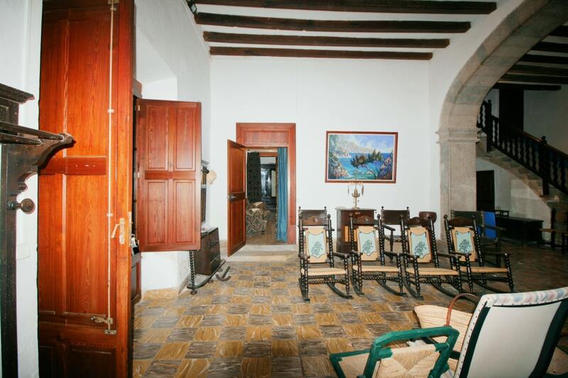 8 bedroom Townhouse for sale