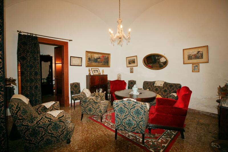 8 bedroom Townhouse for sale