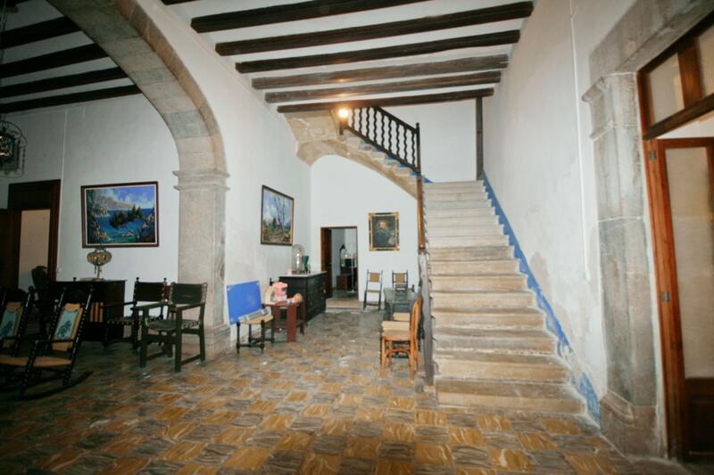 8 bedroom Townhouse for sale