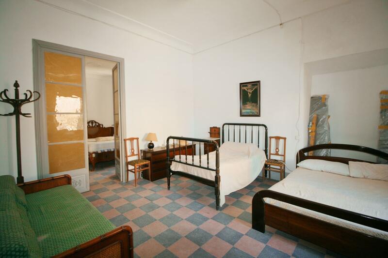 8 bedroom Townhouse for sale