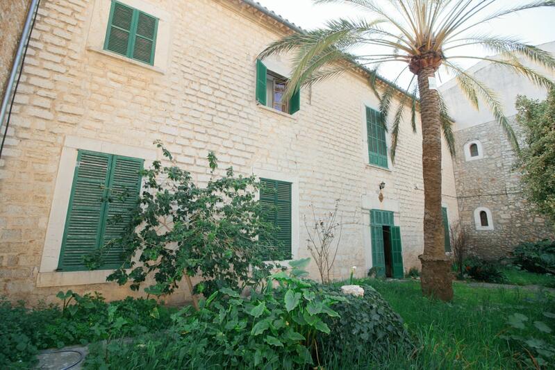 8 bedroom Townhouse for sale