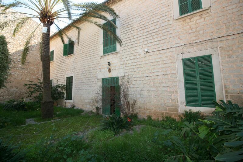 8 bedroom Townhouse for sale