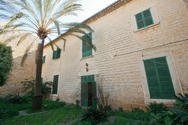 8 bedroom Townhouse for sale