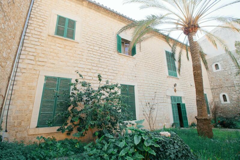 8 bedroom Townhouse for sale