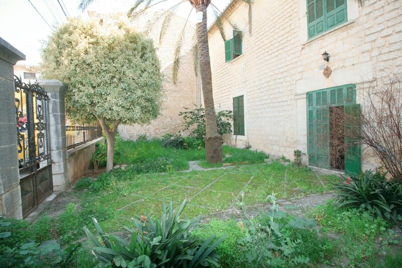 8 bedroom Townhouse for sale