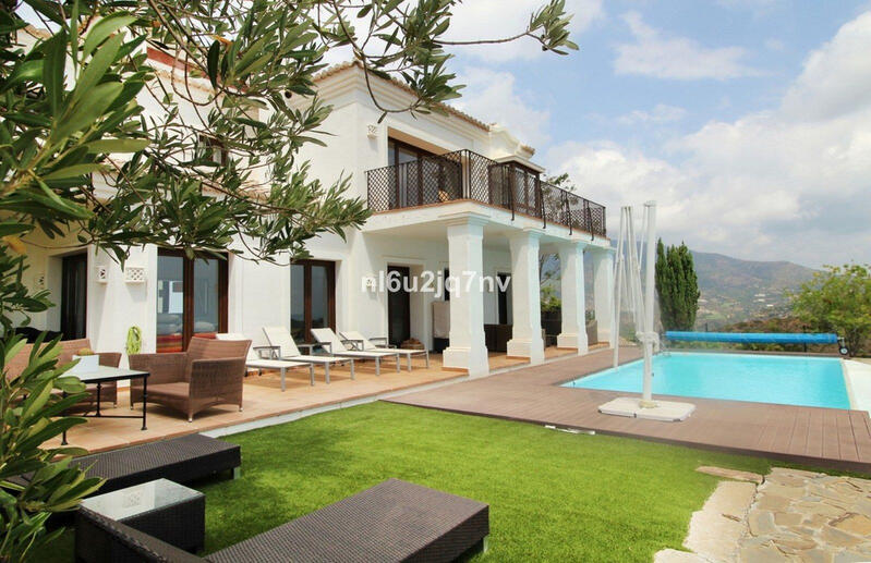 Villa for sale in Benahavis, Málaga