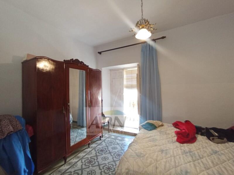 4 bedroom Townhouse for sale