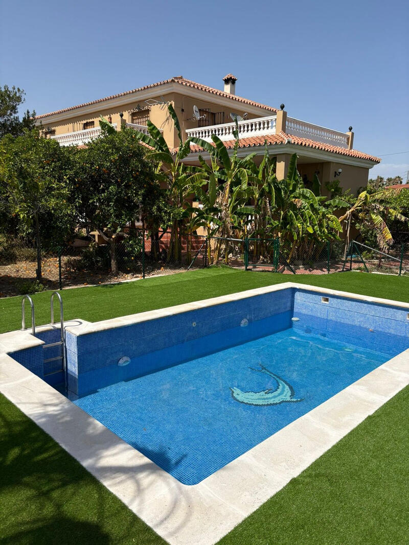 8 bedroom Villa for sale