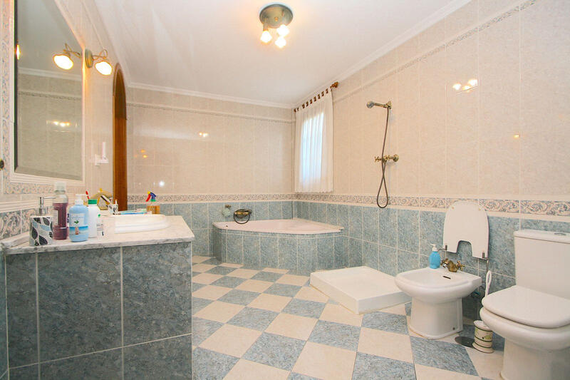 8 bedroom Villa for sale