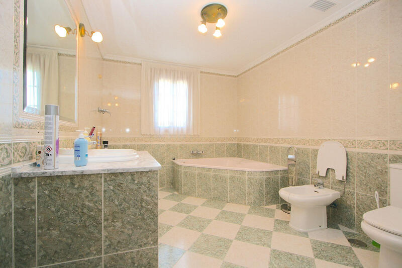 8 bedroom Villa for sale