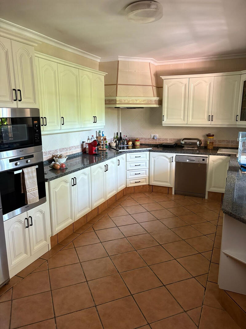 8 bedroom Villa for sale