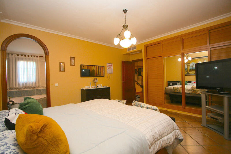 8 bedroom Villa for sale