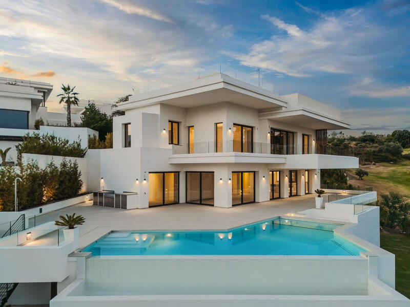 Villa for sale in Estepona, Málaga