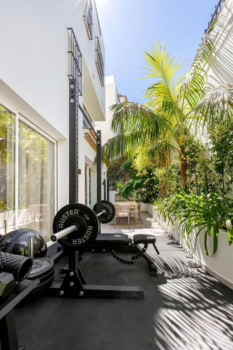 4 bedroom Townhouse for sale