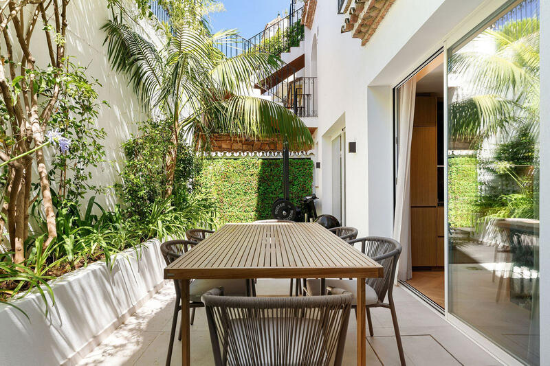4 bedroom Townhouse for sale