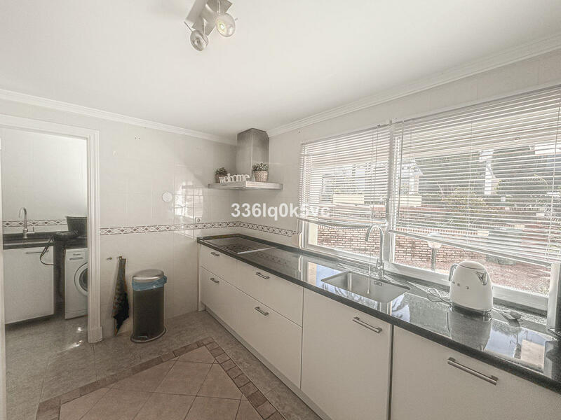 5 bedroom Townhouse for sale