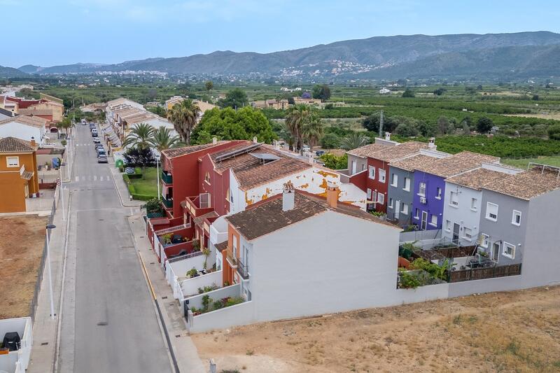 2 bedroom Townhouse for sale
