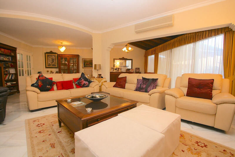 4 bedroom Townhouse for sale