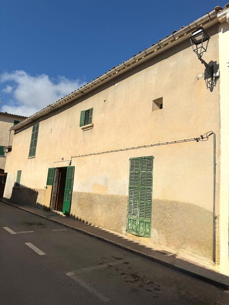 5 bedroom Townhouse for sale
