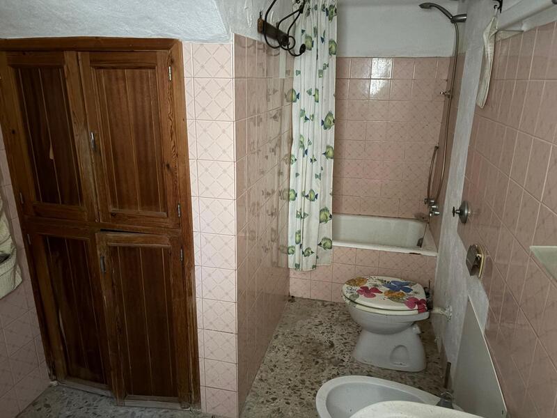 5 bedroom Townhouse for sale