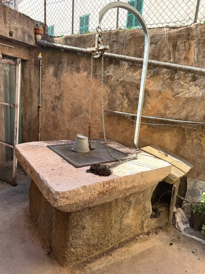 5 bedroom Townhouse for sale