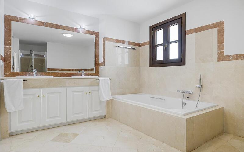 5 bedroom Townhouse for sale