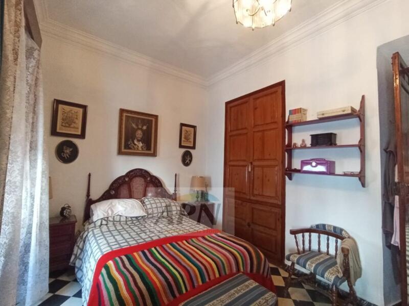5 bedroom Townhouse for sale