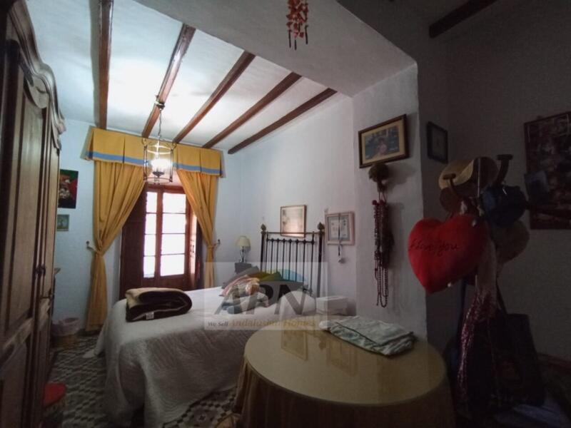 5 bedroom Townhouse for sale
