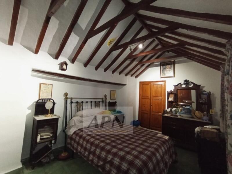 5 bedroom Townhouse for sale