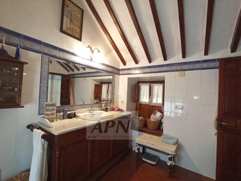 5 bedroom Townhouse for sale