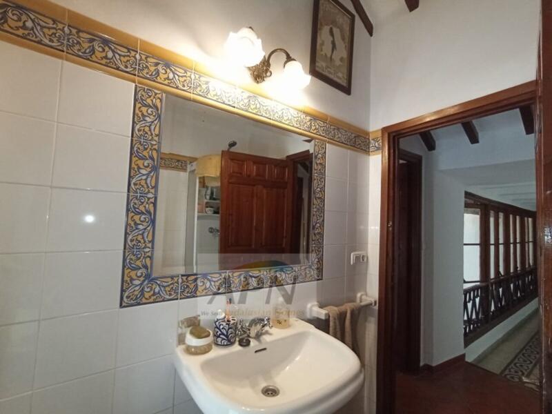 5 bedroom Townhouse for sale