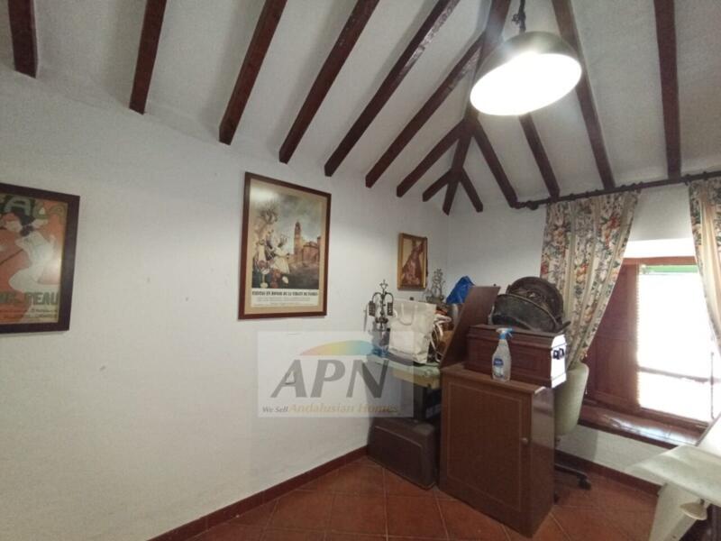 5 bedroom Townhouse for sale