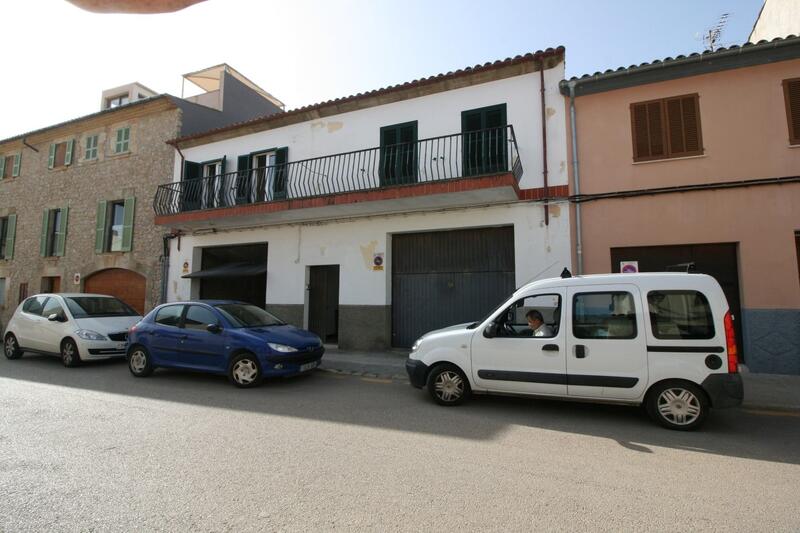 5 bedroom Townhouse for sale