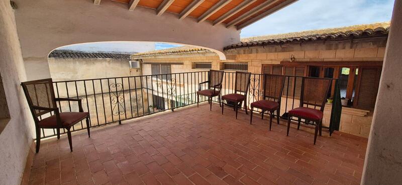 6 bedroom Townhouse for sale