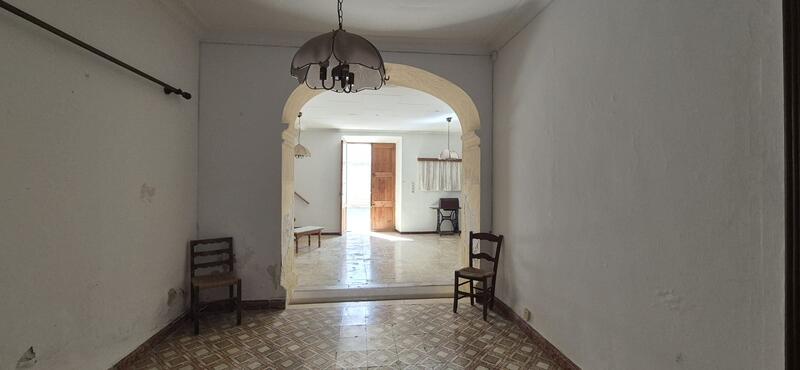 6 bedroom Townhouse for sale