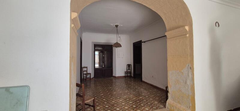 6 bedroom Townhouse for sale