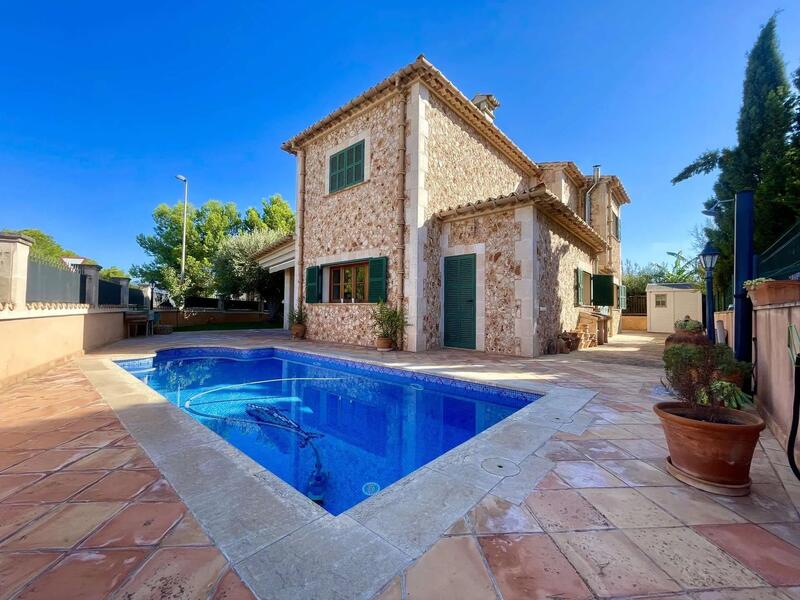 5 bedroom Townhouse for sale