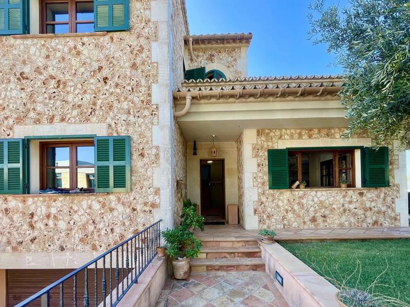 5 bedroom Townhouse for sale