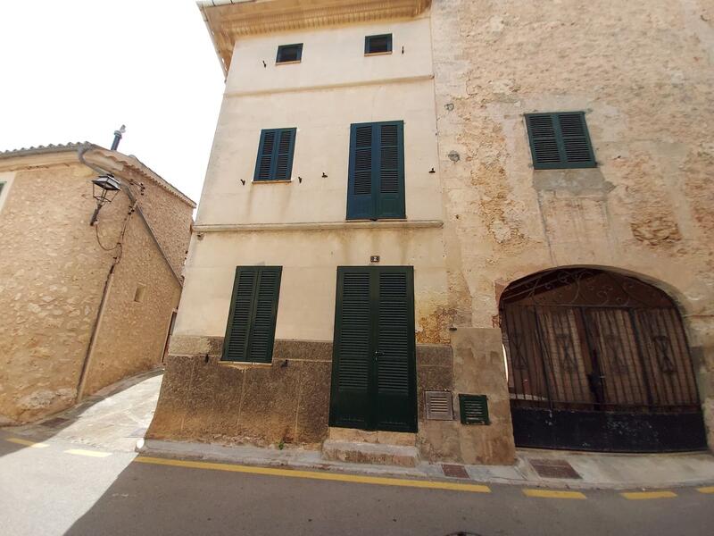 5 bedroom Townhouse for sale