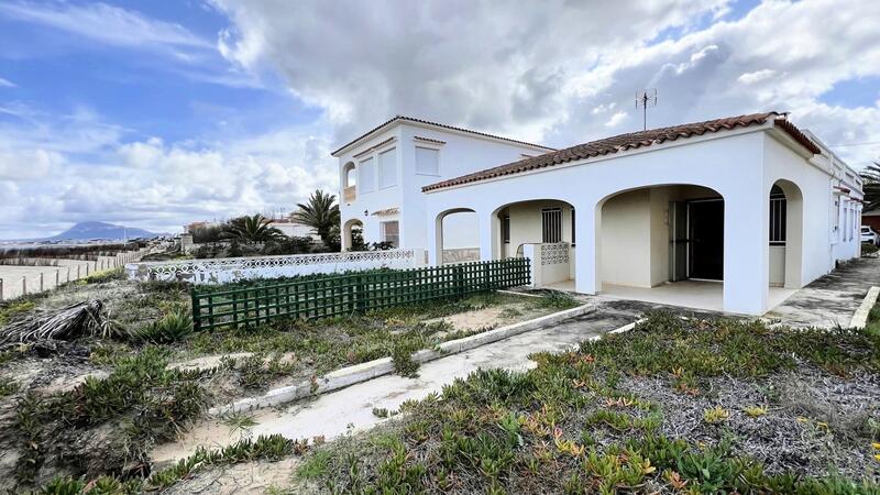 Villa en venta en Denia, Alicante