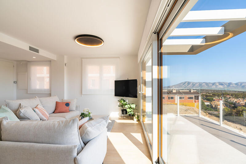 4 bedroom Townhouse for sale