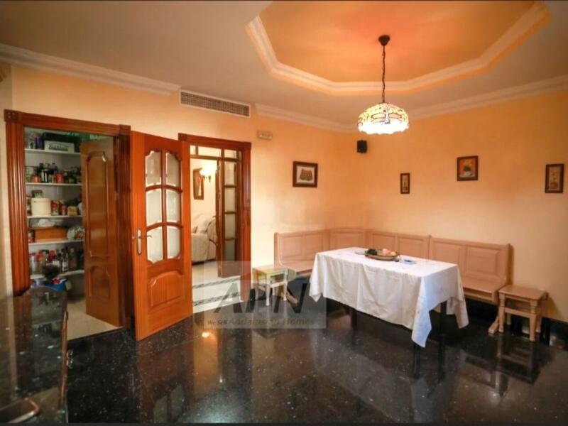 4 bedroom Townhouse for sale