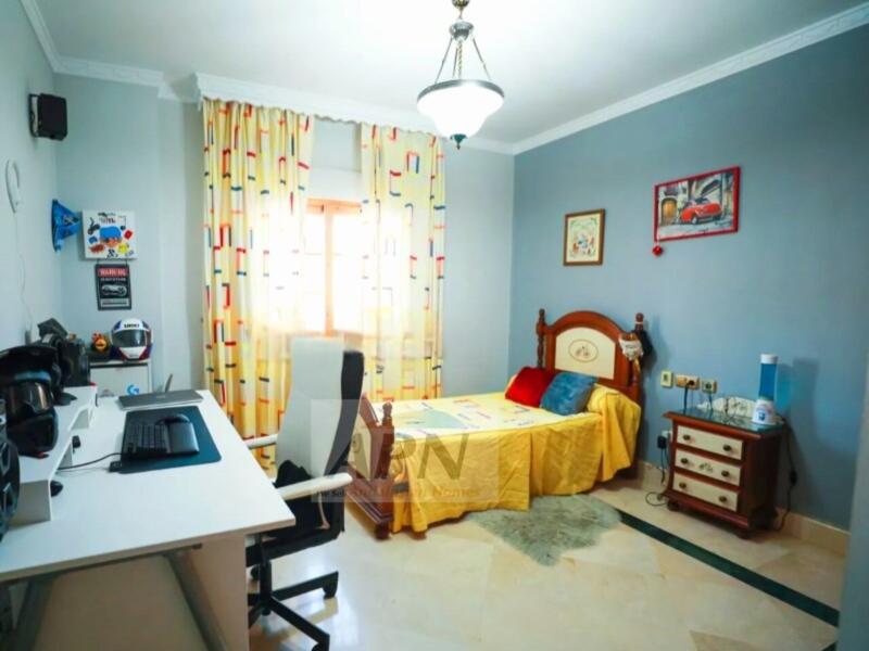 4 bedroom Townhouse for sale