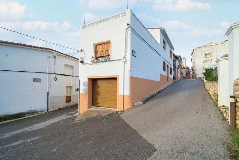 5 bedroom Townhouse for sale
